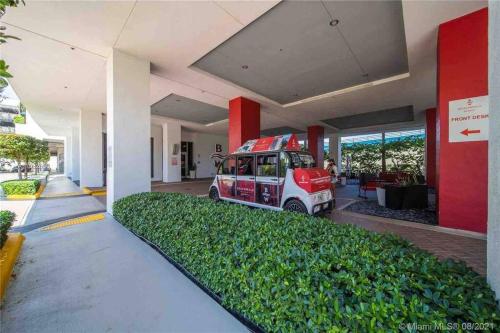 Fotografie z fotogalerie ubytování Sleek Beachfront Condo, Full Kitchen, Style & Serenity -30A v destinaci Hallandale Beach