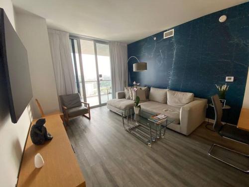 Posezení v ubytování Sleek Beachfront Condo, Full Kitchen, Style & Serenity -30A