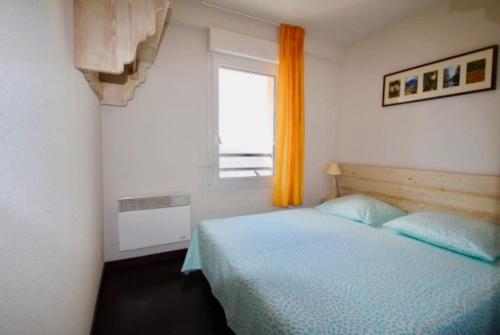 - une chambre avec un lit et une fenêtre avec un rideau orange dans l'établissement MS APPART** 5 PERS BALCON PISCINE LUZ 5MN, à Luz-Saint-Sauveur