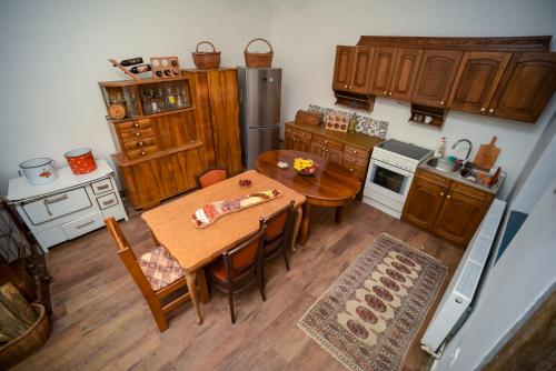 einen Blick über eine Küche mit einem Tisch und Stühlen in der Unterkunft Villa 1880 in Sremski Karlovci