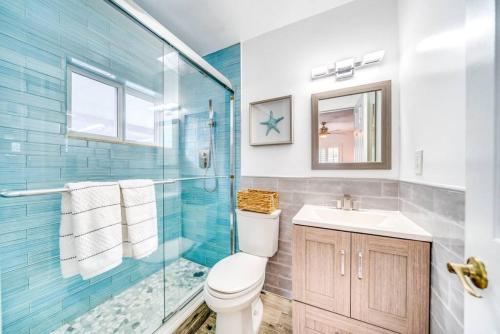 ein Badezimmer mit Toilette und Glasdusche in der Unterkunft Pool and Hot Tub Just 10 Close to All in Fort Lauderdale