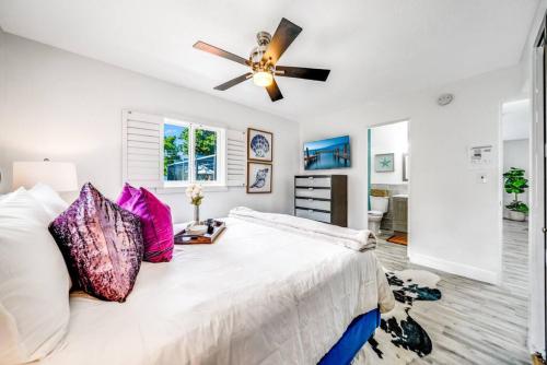 ein Schlafzimmer mit einem Bett mit Deckenventilator in der Unterkunft Pool and Hot Tub Just 10 Close to All in Fort Lauderdale