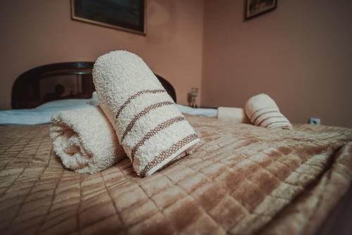 a bed with rolled up towels on top of it at Villa 1880 in Sremski Karlovci
