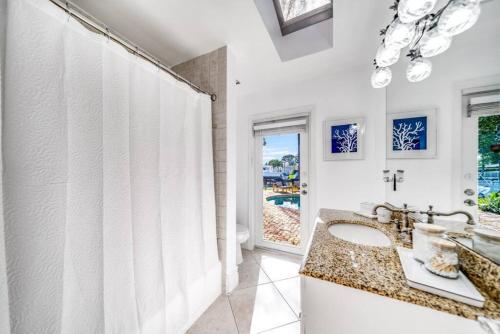bagno con grande lavandino e doccia di Waterfront Pool Dream Vacation a Pompano Beach