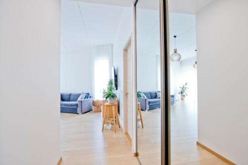 Posezení v ubytování New! Spacious apartment in marina with a balcony