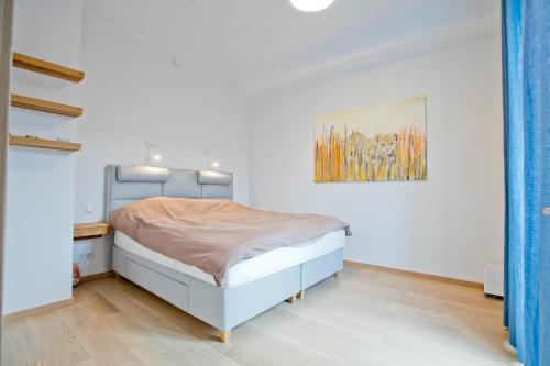 En eller flere senge i et værelse på New! Spacious apartment in marina with a balcony
