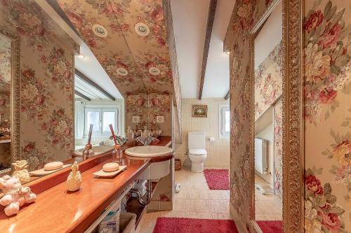 uma casa de banho com um lavatório e um WC em Vizcaya Bridge & Beach em Getxo