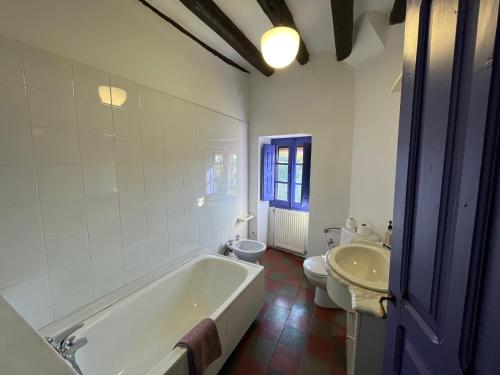 La salle de bains est pourvue d'une baignoire, de toilettes et d'un lavabo. dans l'établissement Casa Blas, à Aínsa