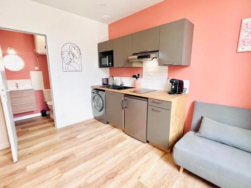 Kuchyň nebo kuchyňský kout v ubytování LE QUAI 3 - Studio neuf LUMINEUX CALME - CLIM - WiFi - Gare à 200m