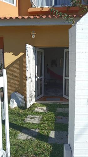 a front door of a house with a yard at Acomodação central e WI-FI in São Lourenço do Sul