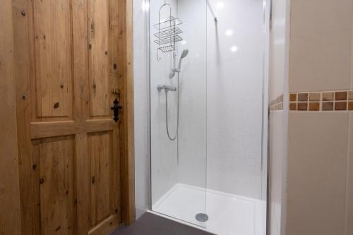 O baie la The Holmes Barn - Sleeps 16 - Pet friendly