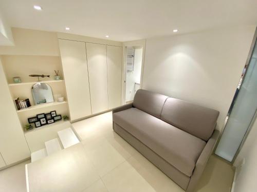 - un salon avec un canapé dans l'établissement Le Barri By SCLS Locations, à Cannes