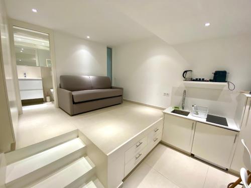 - une cuisine avec un canapé au milieu d'une pièce dans l'établissement Le Barri By SCLS Locations, à Cannes