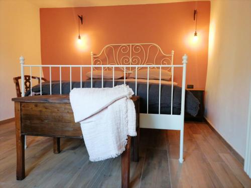 Ein Bett oder Betten in einem Zimmer der Unterkunft Casa di campagna Il melo tra vigne e noccioli.