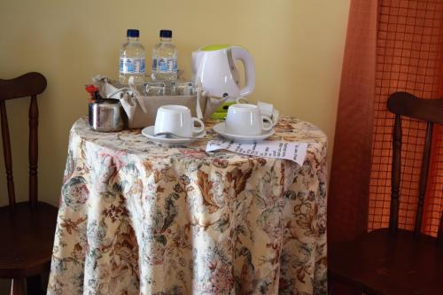 Utensilios para hacer té y café en Gmiel in-Natura B&B