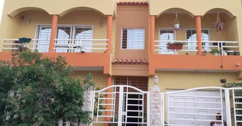 dom z dwoma balkonami na górze w obiekcie Casa Kyara Apart T2 w mieście Praia