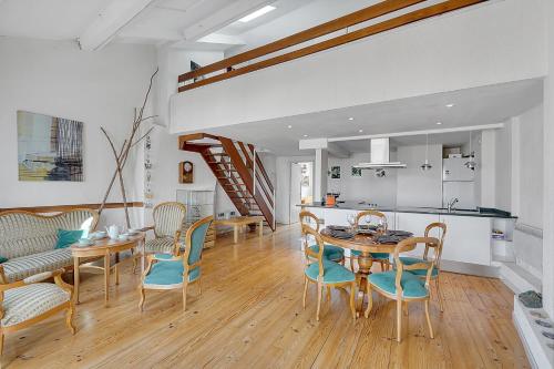 une cuisine et une salle à manger avec une table et des chaises dans l'établissement Le Grand Boudoir, à Toulouse