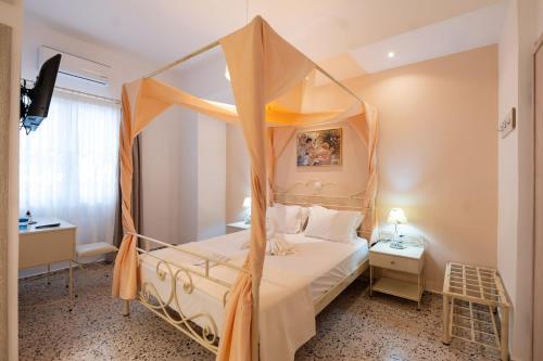 เตียงในห้องที่ Giasemi Room No1 Kimolos