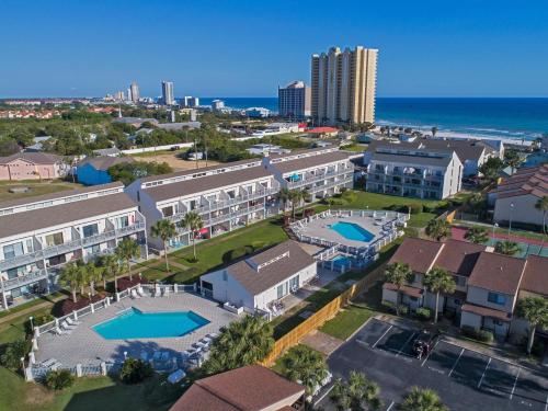 - une vue aérienne sur une ville avec des bâtiments et l'océan dans l'établissement Portside Resort Pet Friendly Rentals by Panhandle Getaways, à Panama City Beach