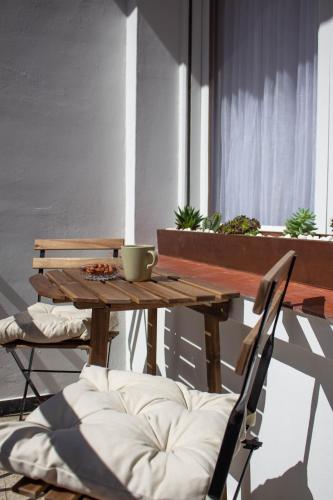 a wooden table and a chair with a bowl on it at a casa da Alicia in Monforte de Lemos