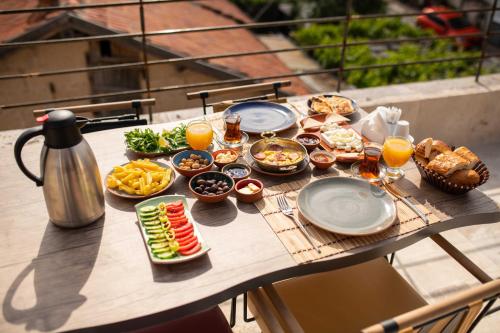 a table with plates of food and drinks on it at Ahiyan Hotel in Uchisar