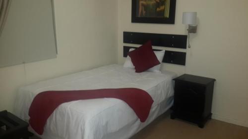 Una cama o camas en una habitación de Victoria Hotel