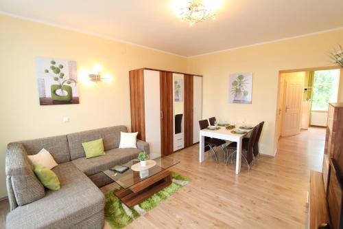 una sala de estar con un sofá y una mesa en Klimt Apartments, en Viena