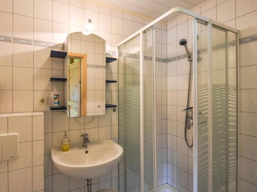 a bathroom with a sink and a shower at Ferienwohnung Lotti nur 200 Meter bis zum Wasser in Putbus