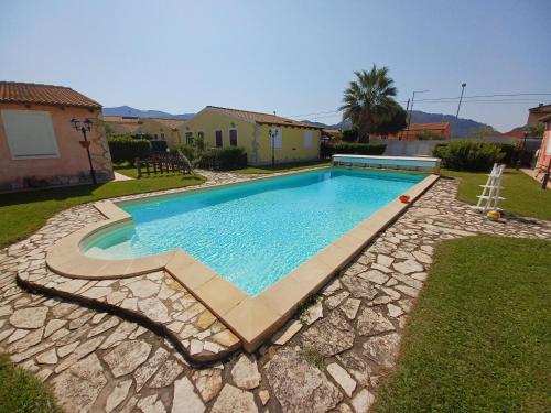 una piscina en el patio de una casa en Casa Dalena, en Lu Razzoni