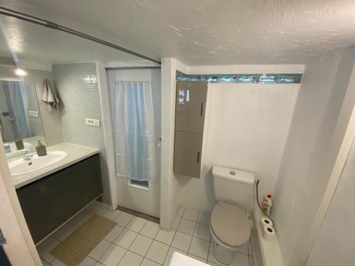 Bilik mandi di Appartement cosy en résidence