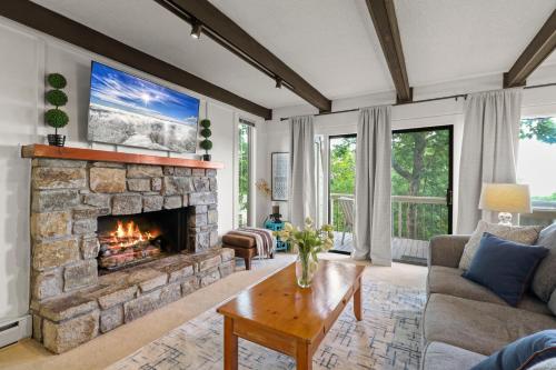 2BR 2BA Stylish Condo Mountain Views SKIING – Photos 2