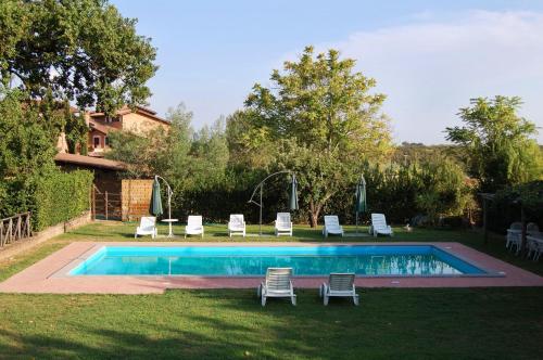 einen Pool mit Liegestühlen und einem Pool in der Unterkunft Casa Grion in Corchiano