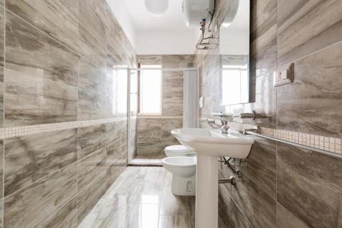 a bathroom with a sink and a toilet at Casa vacanza Mare Blu in Torre Lapillo