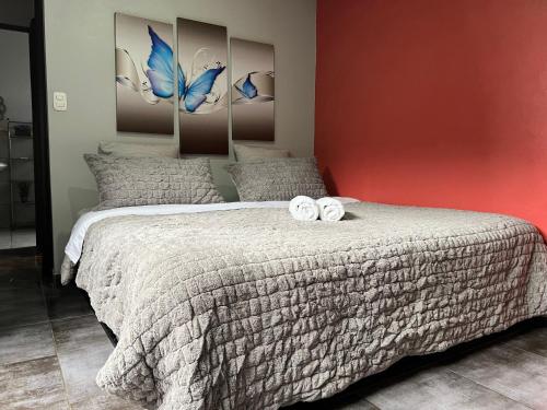 מיטה או מיטות בחדר ב-Casa Laureles
