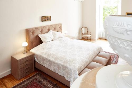 a white bedroom with a bed and a sink at Exklusive Suiten im Schloss Horn in Horn