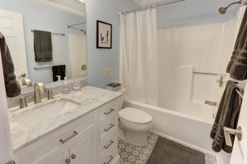 Bathroom sa Pooler Travelers Retreat I - Entire House -