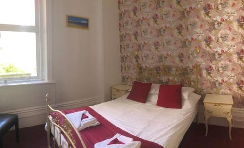 Cama o camas de una habitación en The Sherwood Guest House