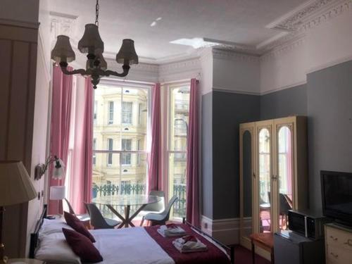 TV a/nebo společenská místnost v ubytování The Sherwood Guest House