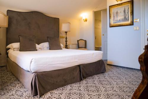 a bedroom with a large bed in a room at Hotel Villa Taormina in Taormina