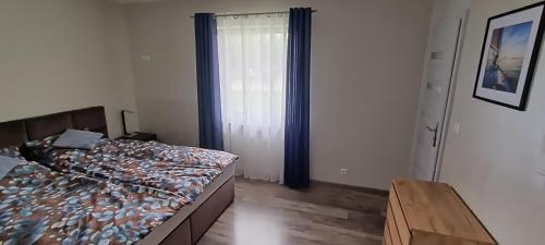 Ένα ή περισσότερα κρεβάτια σε δωμάτιο στο Apartamenty Modrzewiowe Tarasy
