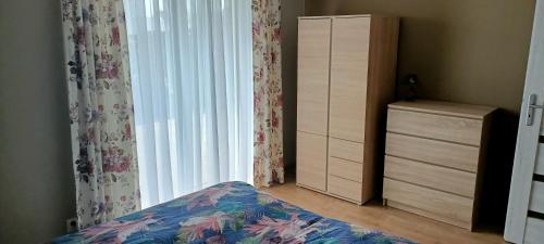 Ένα ή περισσότερα κρεβάτια σε δωμάτιο στο Apartamenty Modrzewiowe Tarasy