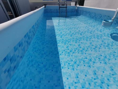 uma piscina com azulejos azuis em Vila Valparaiso em Mamaia Nord – Năvodari