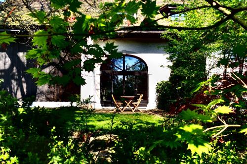a house with a window and a chair in the yard at Prophetengut - die Perle im Jurapark in Habsburg