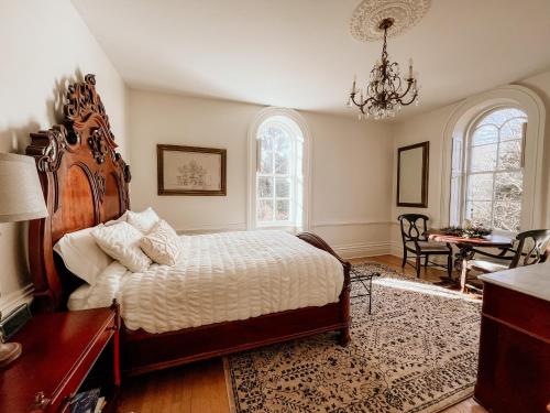 1 dormitorio con 1 cama grande, mesa y sillas en Mayhurst Estate en Orange