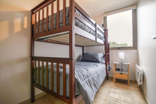 Katil dua tingkat atau katil-katil dua tingkat dalam bilik di Nuevo y hermoso depto central en Pucón.