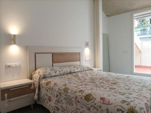 1 dormitorio con cama y ventana en Casa Bayer, en Benicàssim