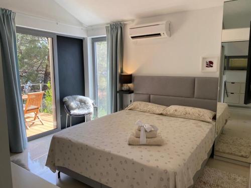 1 dormitorio con 1 cama con 2 toallas en Villa del Mar, en Mali Lošinj