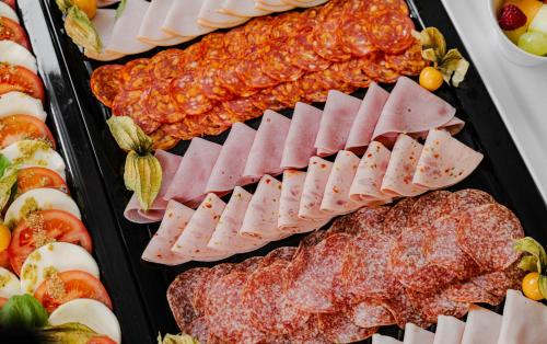 ホテルの敷地内または近くでの食事または食べ物
