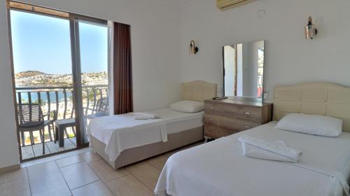 Postel nebo postele na pokoji v ubytování Gumbet Hotel