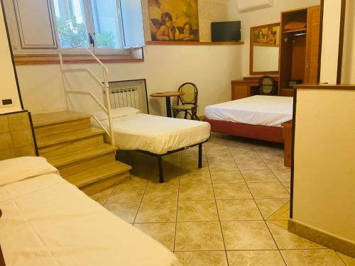 Hotel Bella Riviera Lungomare في فياريجيو: غرفة مستشفى بسريرين ودرج